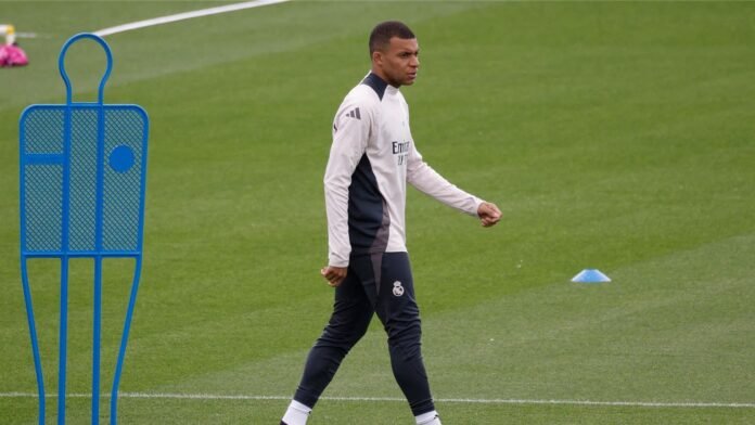 مبابي وركبته: هل يحتاج جراحة قبل مواجهة بنفيكا؟