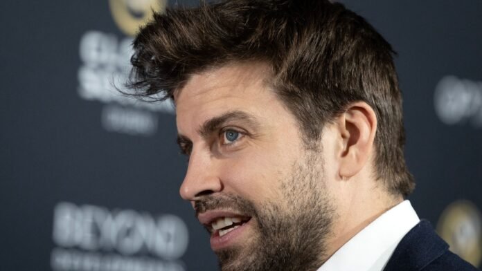 بيكيه يسخر من أربيلوا بلافتة 