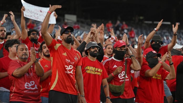 الأهلي يخطف صدارة الدوري المصري وسط اعتراضات سموحة