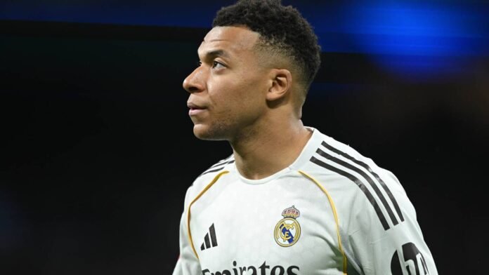 مشجع إسباني يواجه السجن بسبب إهانات عنصرية لمبابي