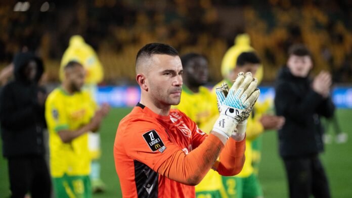 حارس نانت يتظاهر بالإصابة لإفطار الصائمين في الدوري الفرنسي