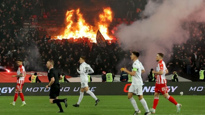 حريق الدوري الصربي: إيقاف مؤقت لمباراة القمة بين النجم الأحمر وبارتيزان