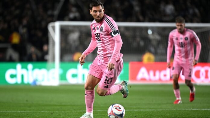 ميسي يلبّي طلباً غير متوقع لحكم مباراة إنتر ميامي في لقطة عفوية