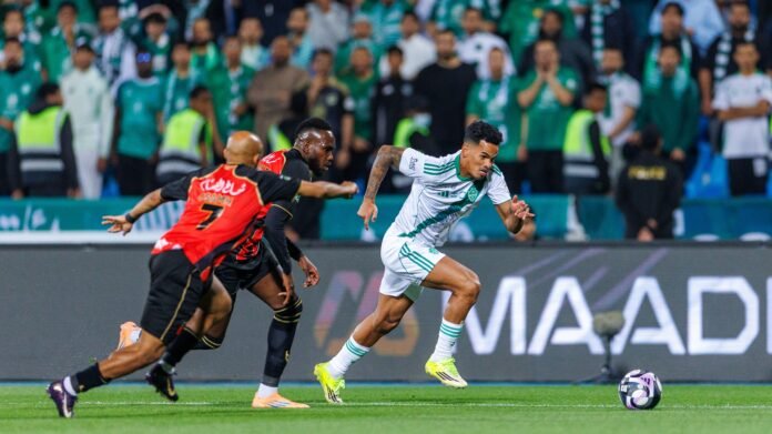هدف الأهلي ضد الرياض: هل كان صحيحًا أم بخطأ تحكيمي؟