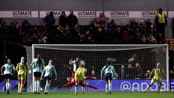 فضيحة تجسس: لاعبة سويسرية تكشف كاميرات خلف الأبواب