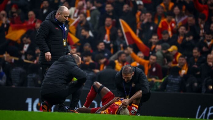 فيكتور أوسيمين: كسر في الساعد يهدد موسم غالطة سراي بعد هزيمة ليفربول