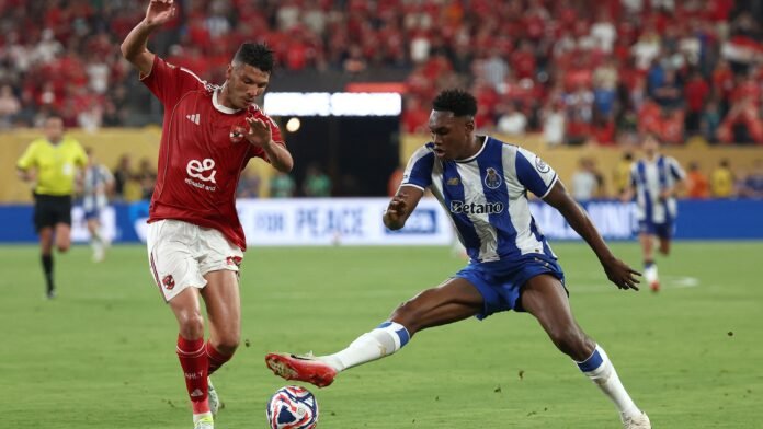 المدافع المغربي أشرف داري ينتقل إلى الدوري السويدي