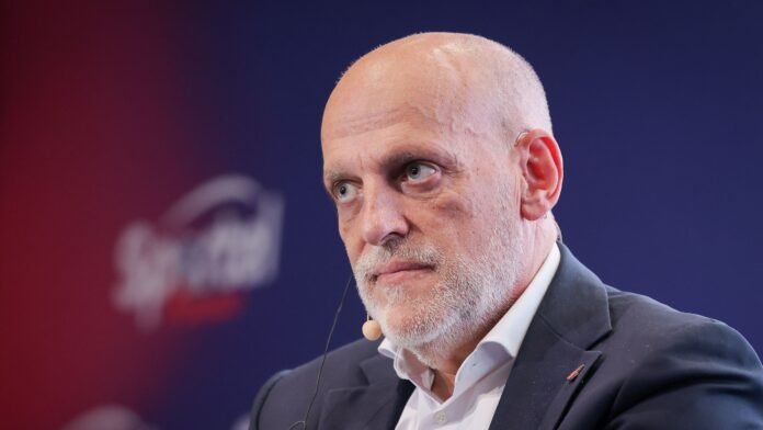 رئيس الدوري الإسباني ينفي موافقة برشلونة على عودة ميسي