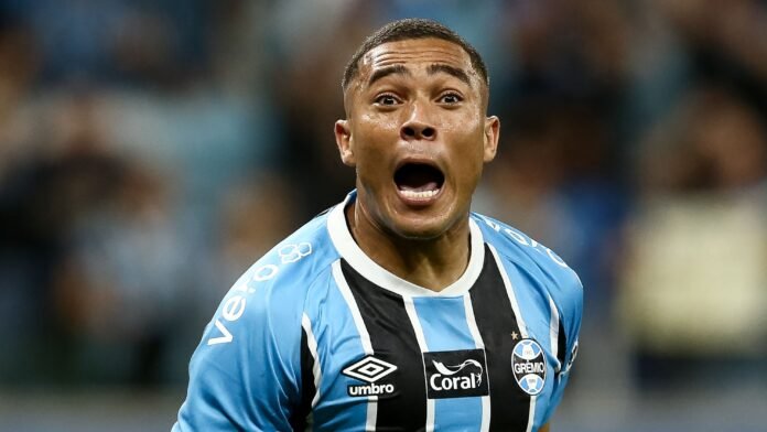 فيديو: مهاجم فولهام السابق يرش الماء على خصمه في قمة بورتو أليغري