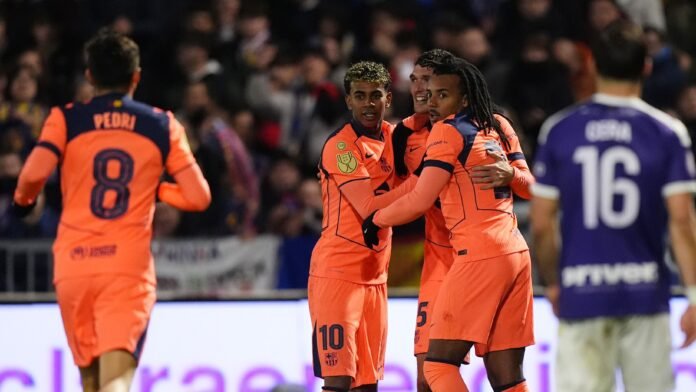 برشلونة يقدم عرض تجديد عقد لمدافع مخضرم