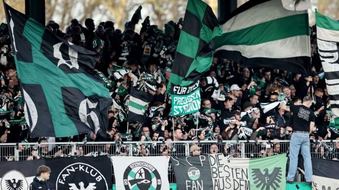 الدرجة الثانية الألمانية: مشجعو بروسين مونستر يقتحمون غرفة تقنية الفيديو