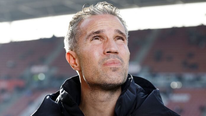 فان بيرسي يبقى في فينورد: دعم الإدارة رغم انتقادات الجماهير