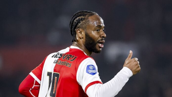 رحيم ستيرلينج يتألق مع فينورد.. فان بيرسي يثني على حماسه ودوره القيادي