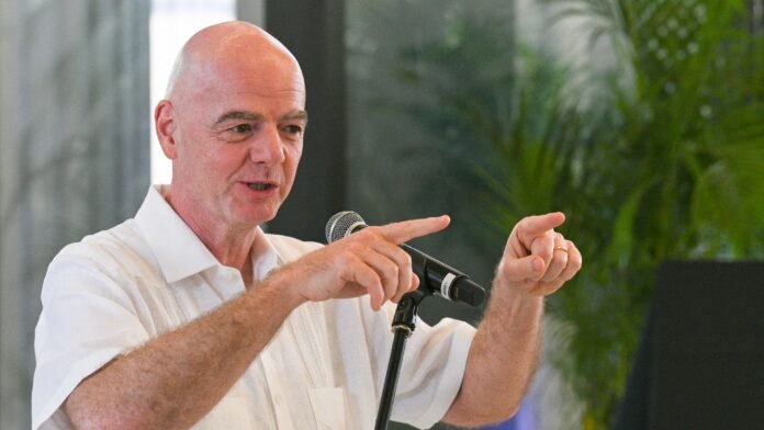 إنفانتينو: تغطية الفم تهدد ببطاقة حمراء مباشرة للاعبين