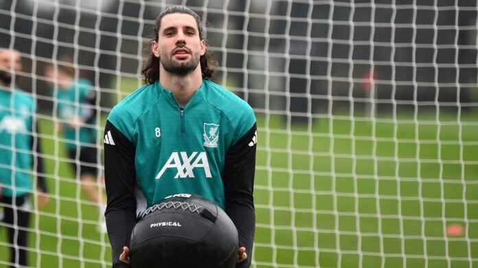 ليفربول يتعرض للسخرية: صلاح وسوبوسلاي يثيران الجدل برميات الكرة الطبية