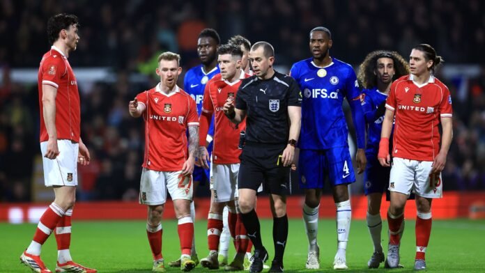 فيل باركنسون يشكو من VAR: 