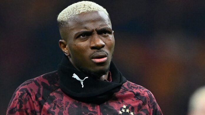 أوسيمهن يبكي تأثراً بتيفو جماهير غلطة سراي تخليداً لوالدته