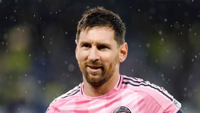 دانا وايت يكتشف كنوز رياضية: بطاقات ميسي وتيري بآلاف الجنيهات