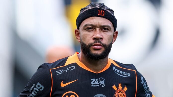 ديباي يشرح سبب استخدام هاتفه في الملعب بعد استبداله مع كورينثيانز