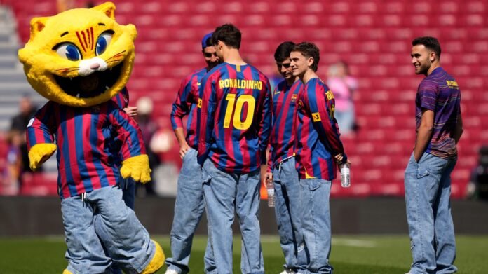 رونالدينيو: برشلونة يكرم أسطورته بعيد ميلاده الـ 46